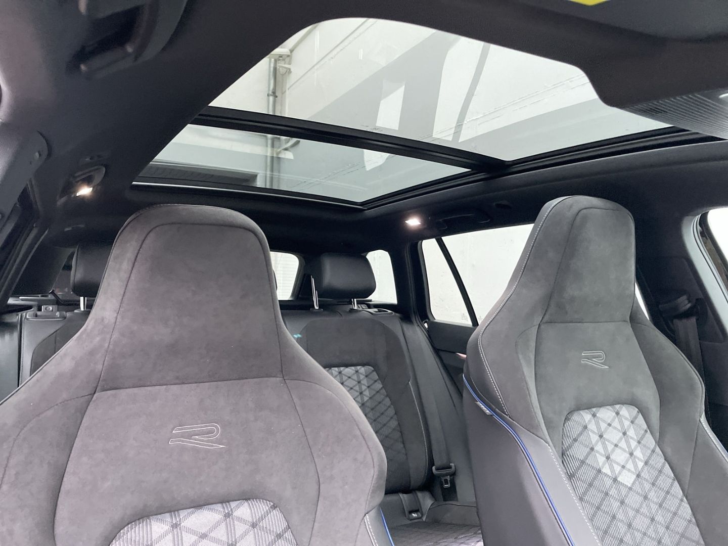 Golf Variant VIII R-Line 1.5 eTSI DSG AHK/Pano/H