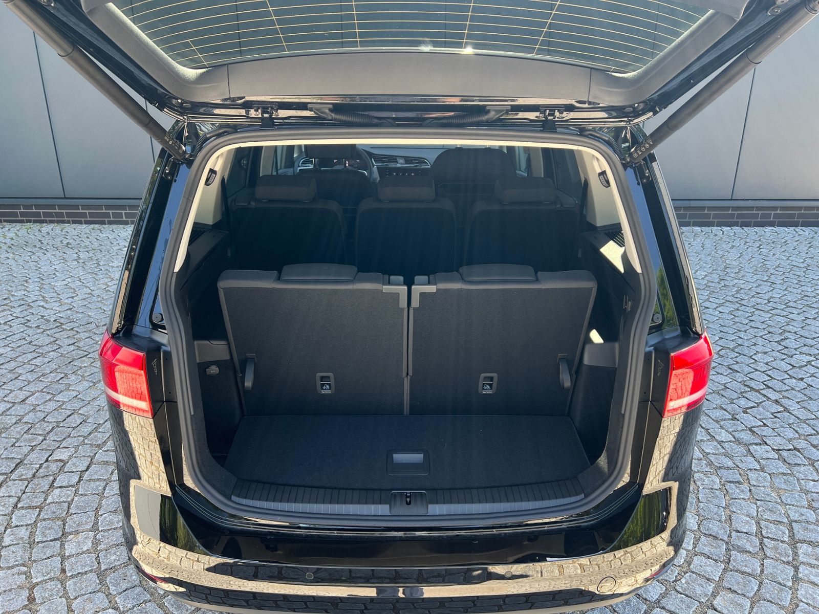 Fahrzeugabbildung Volkswagen Touran Comfortline 1.5 TSI DSG *LED, AHK, 7-Sitz
