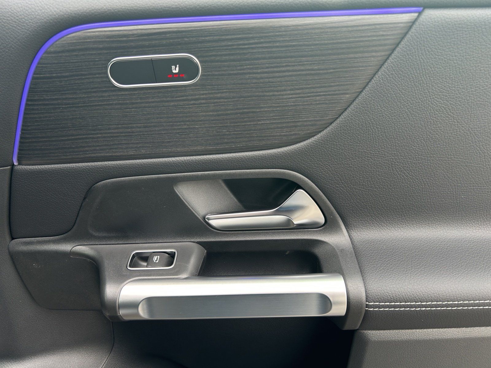 Fahrzeugabbildung Mercedes-Benz GLB 200 AMG Multib 360° PANO AHK Keyless Totwink