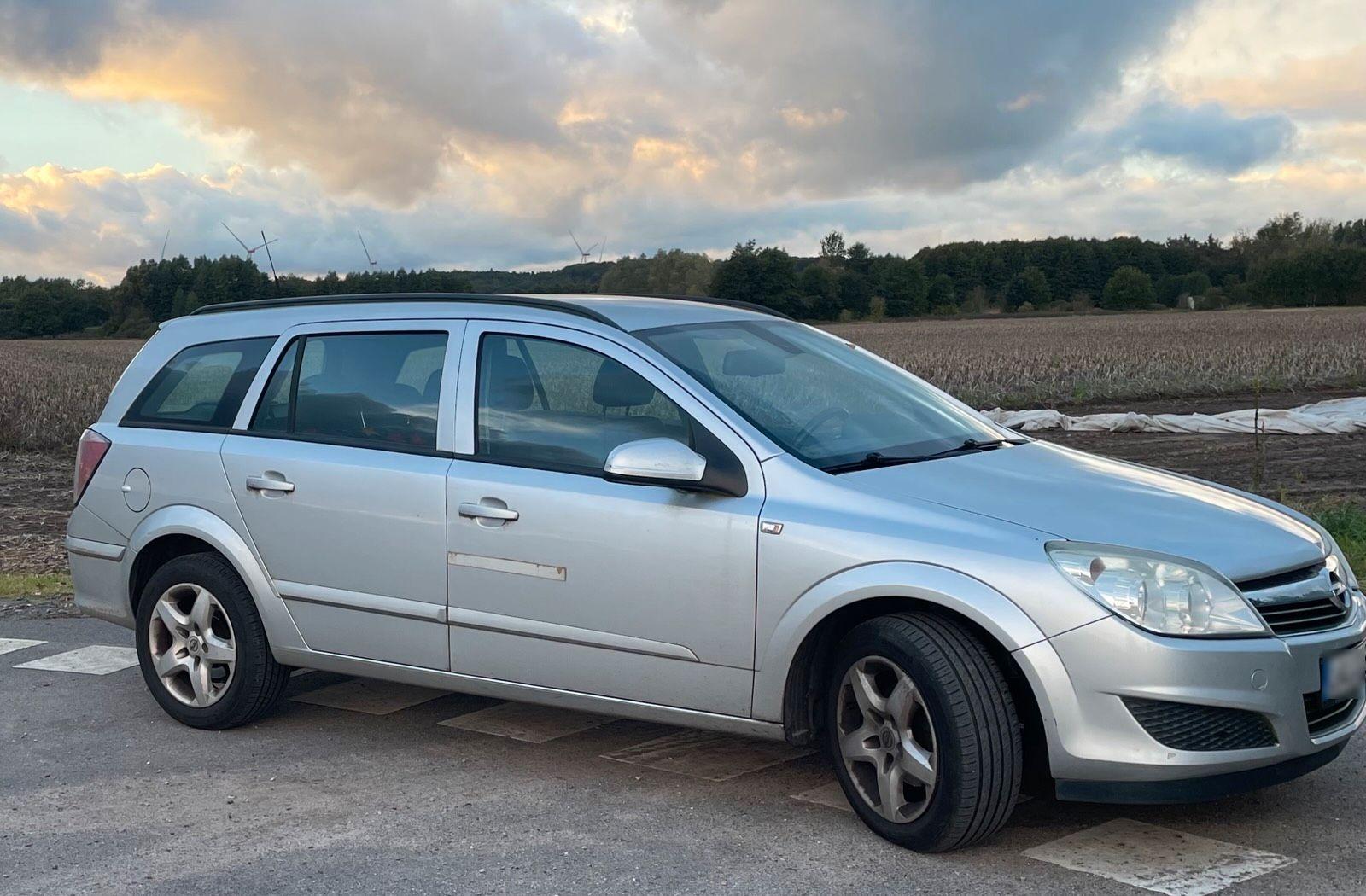Opel Astra 2007 — rear view