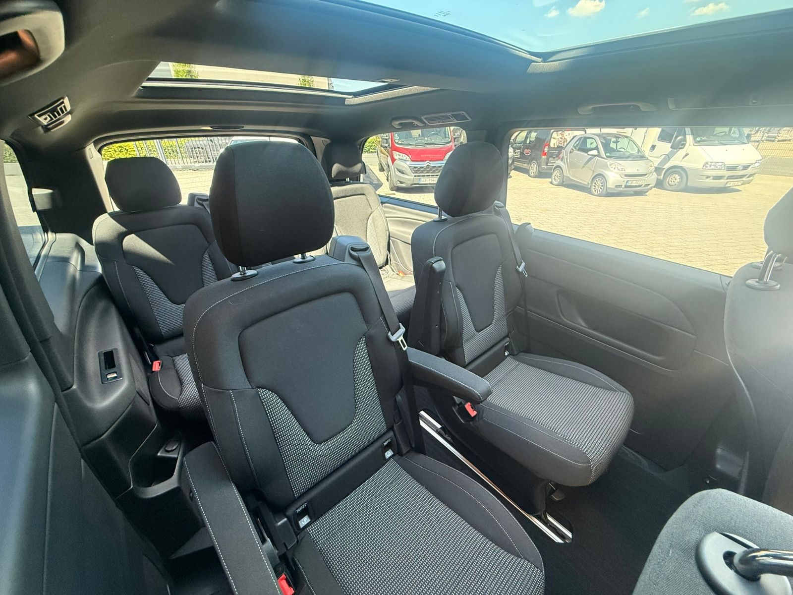 Fahrzeugabbildung Mercedes-Benz V 300 d EDITION 4MATIC lang AMG Line