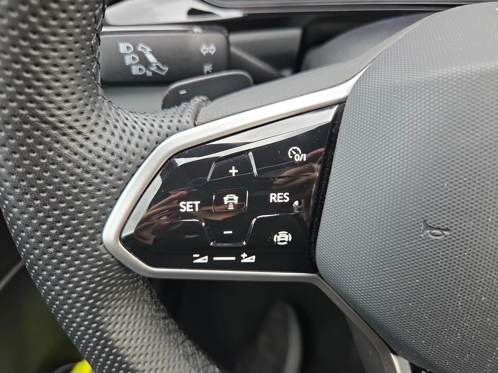Fahrzeugabbildung Volkswagen T-Roc TSI R-Line DSG LED Navi AID ACC RFK SH 18"