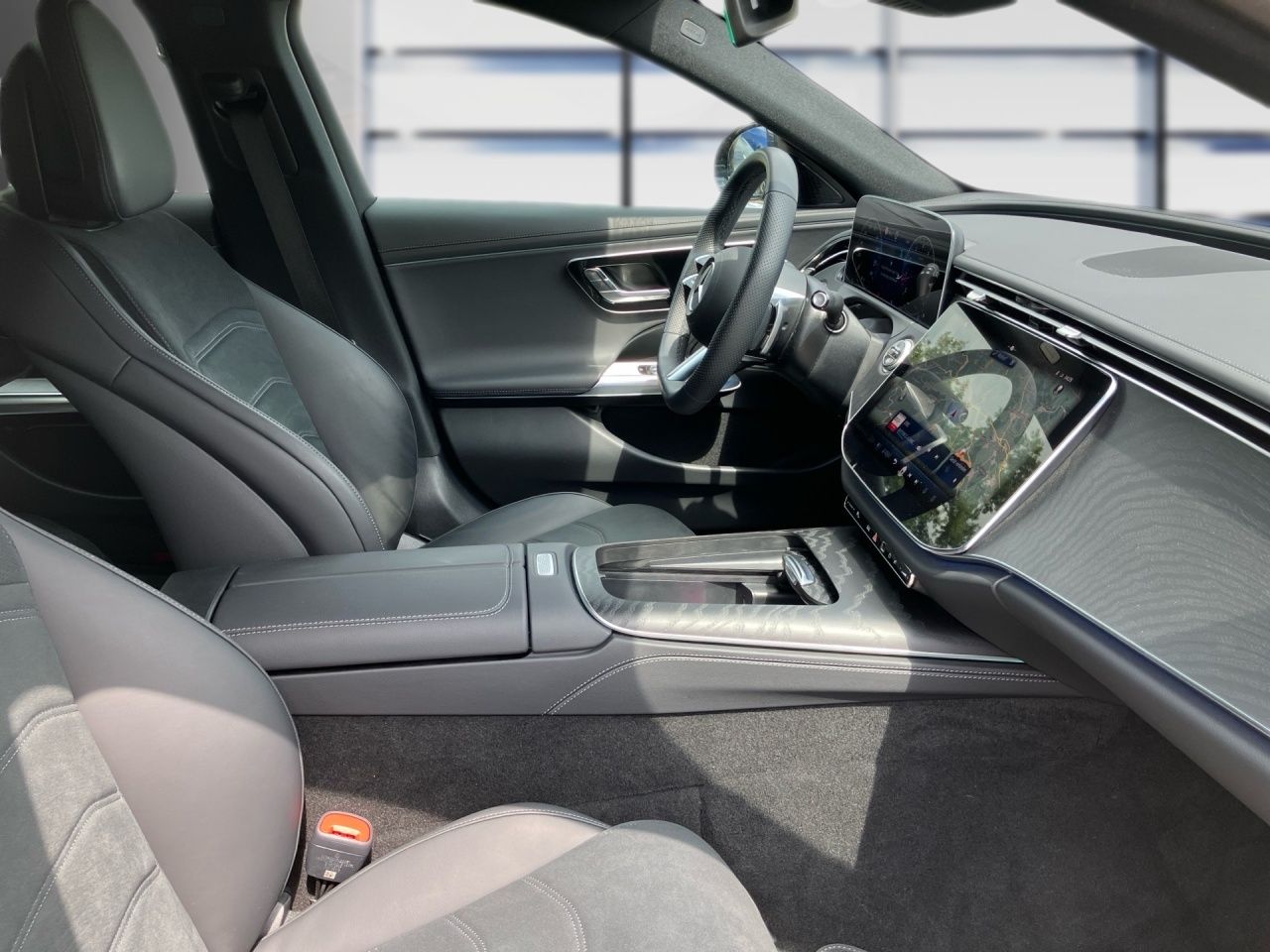 Fahrzeugabbildung Mercedes-Benz E 200 T AMG+AHK+DISTRONIC+KEYLESS+CARPLAY+TOTWIN