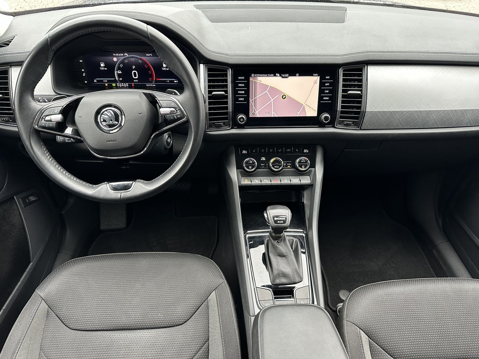 Fahrzeugabbildung SKODA Kodiaq 2.0 TDI DSG 4x4 7-Sitzer Tour NAV+LED+AHK