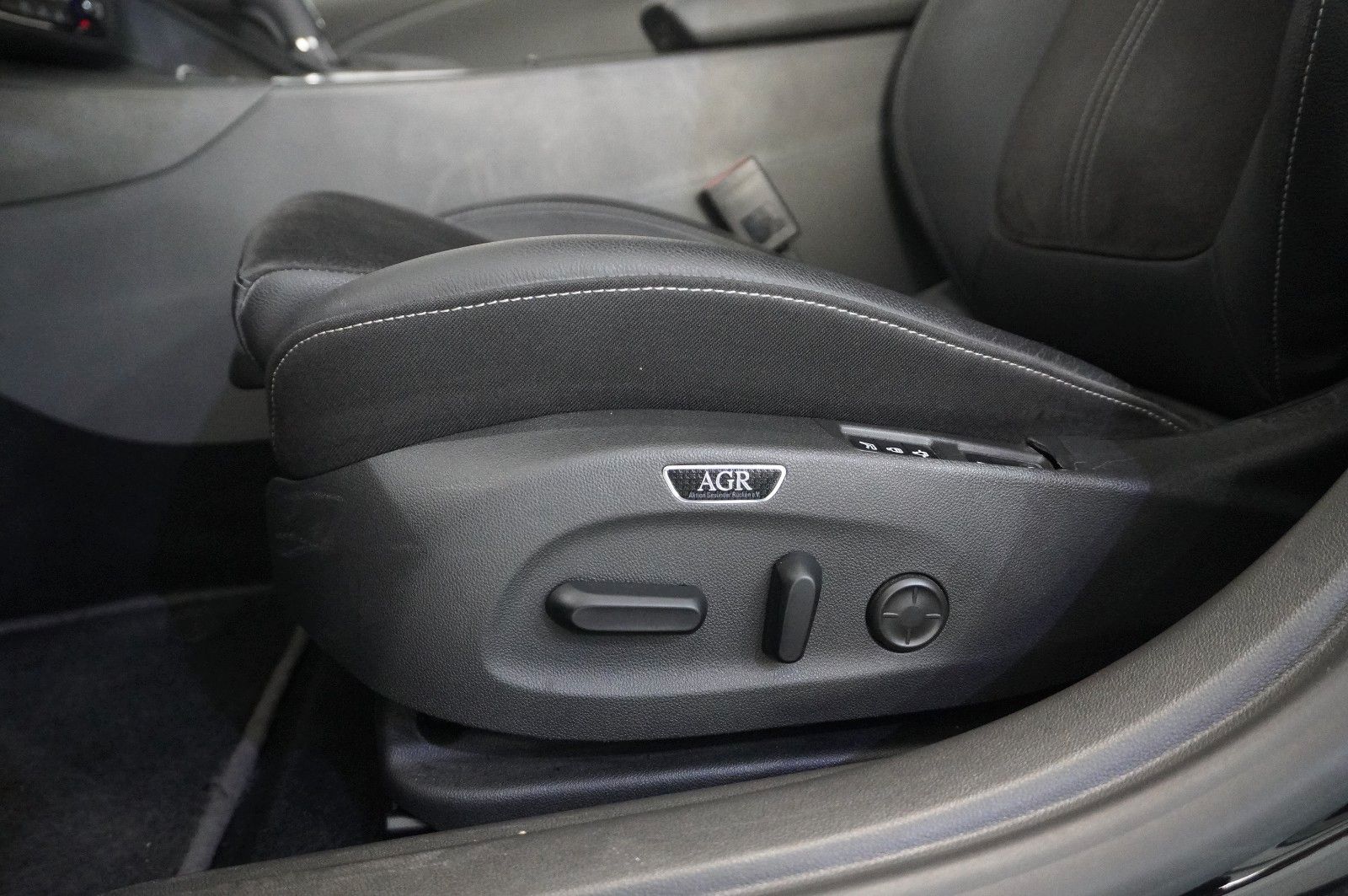Fahrzeugabbildung Opel Insignia B ST 2.0D ULTIMATE NAVI/LED/KAMERA/AHK