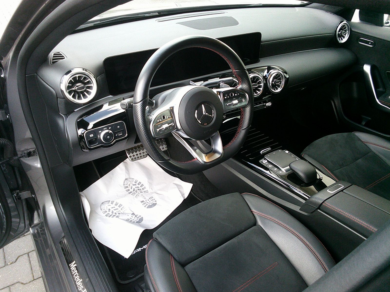 Fahrzeugabbildung Mercedes-Benz A 250 e AMG / Night-Paket