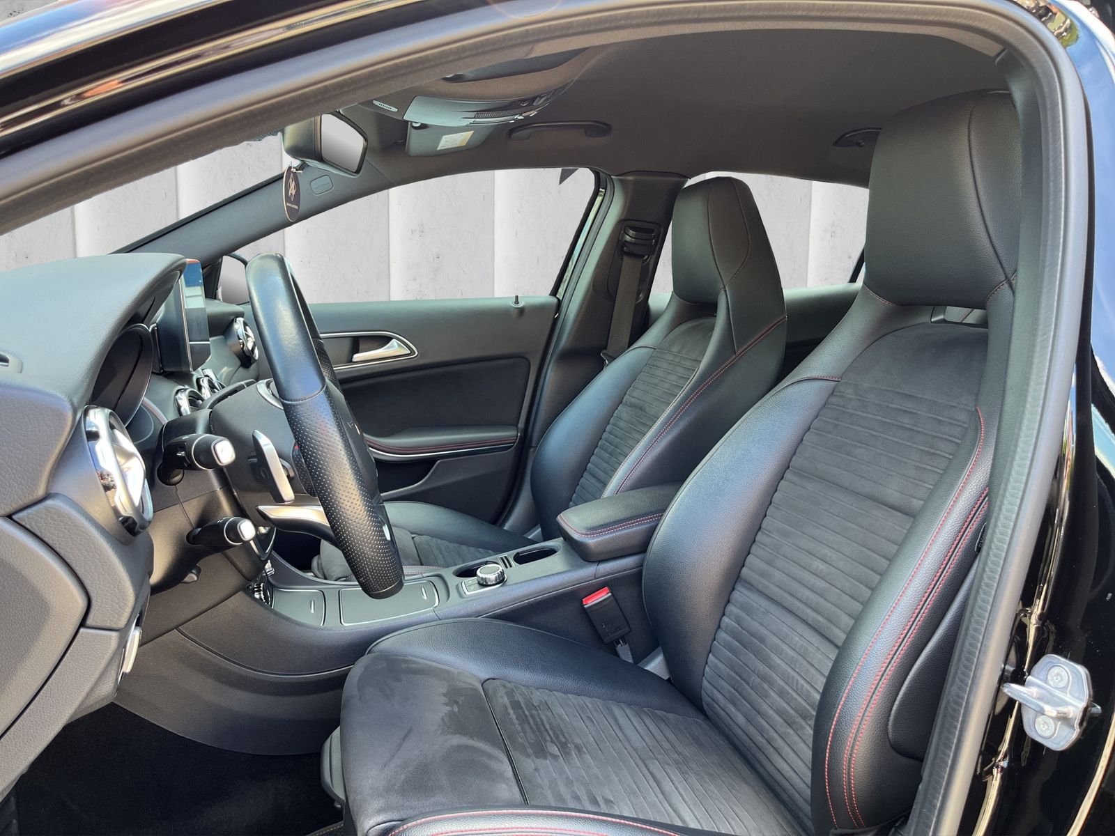 Fahrzeugabbildung Mercedes-Benz GLA 200*Automatik*AMG Line*LED*SHZ*Kam*PDC*NAVI*