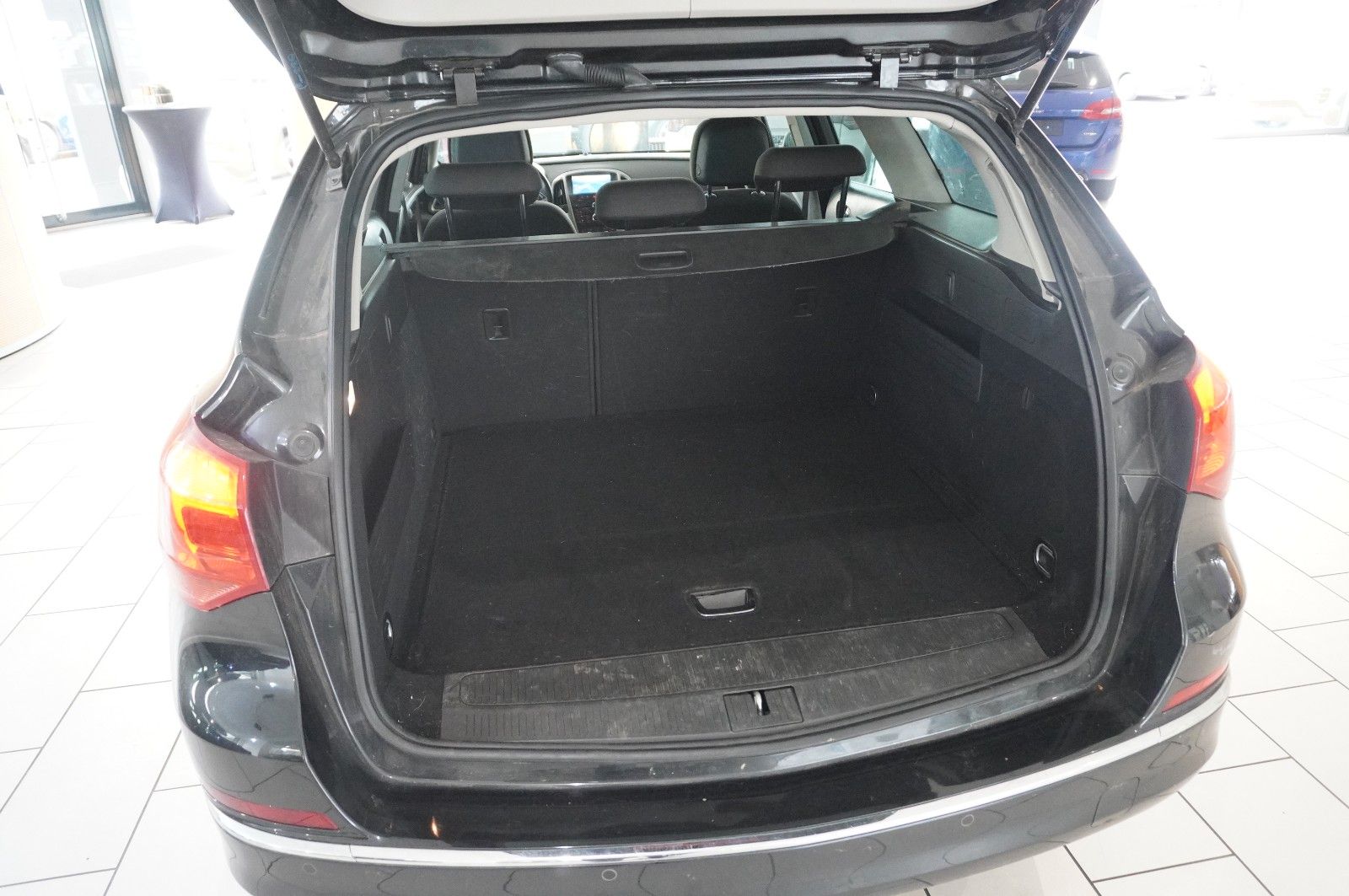 Fahrzeugabbildung Opel Astra J ST  2.0D ACTIVE SPORT/NEBEL/PDC/TEMP.