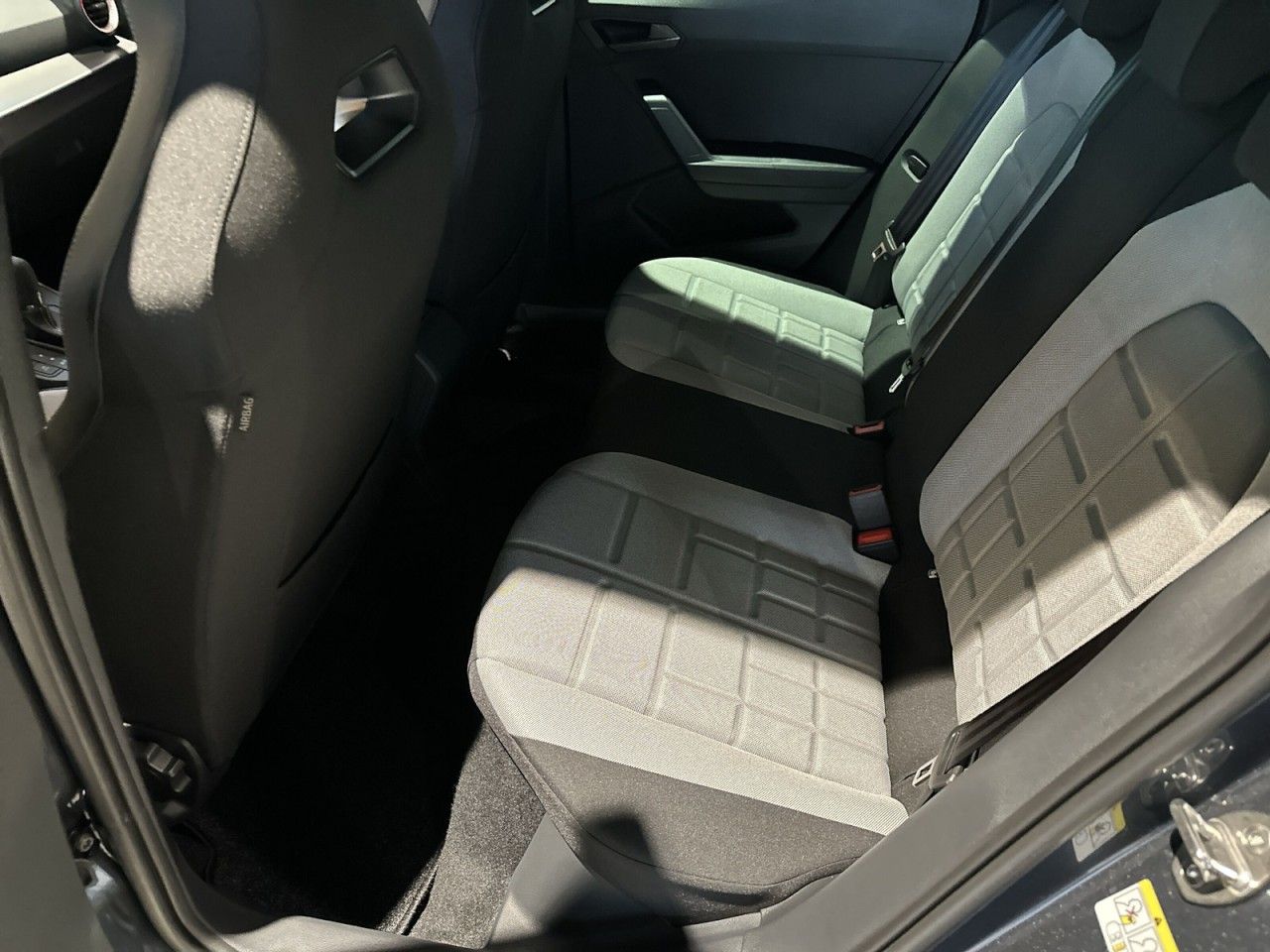 Fahrzeugabbildung SEAT Arona FR 1.0 TSI 116 PS 7-Gang-DSG - mit KI generiert/bearbeitet