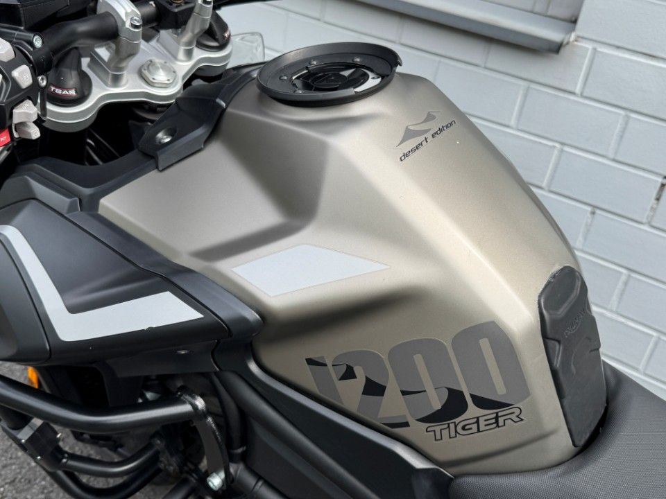 Fahrzeugabbildung Triumph Tiger 1200er Desert Edition Koffer Bügel Scheibe