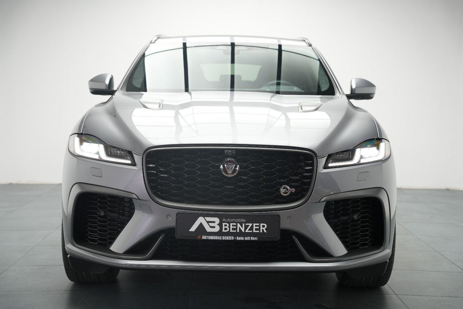 Fahrzeugabbildung Jaguar F-Pace F-PACE SVR /PANO/MERIDIAN/HUD/360°KAM/MEM