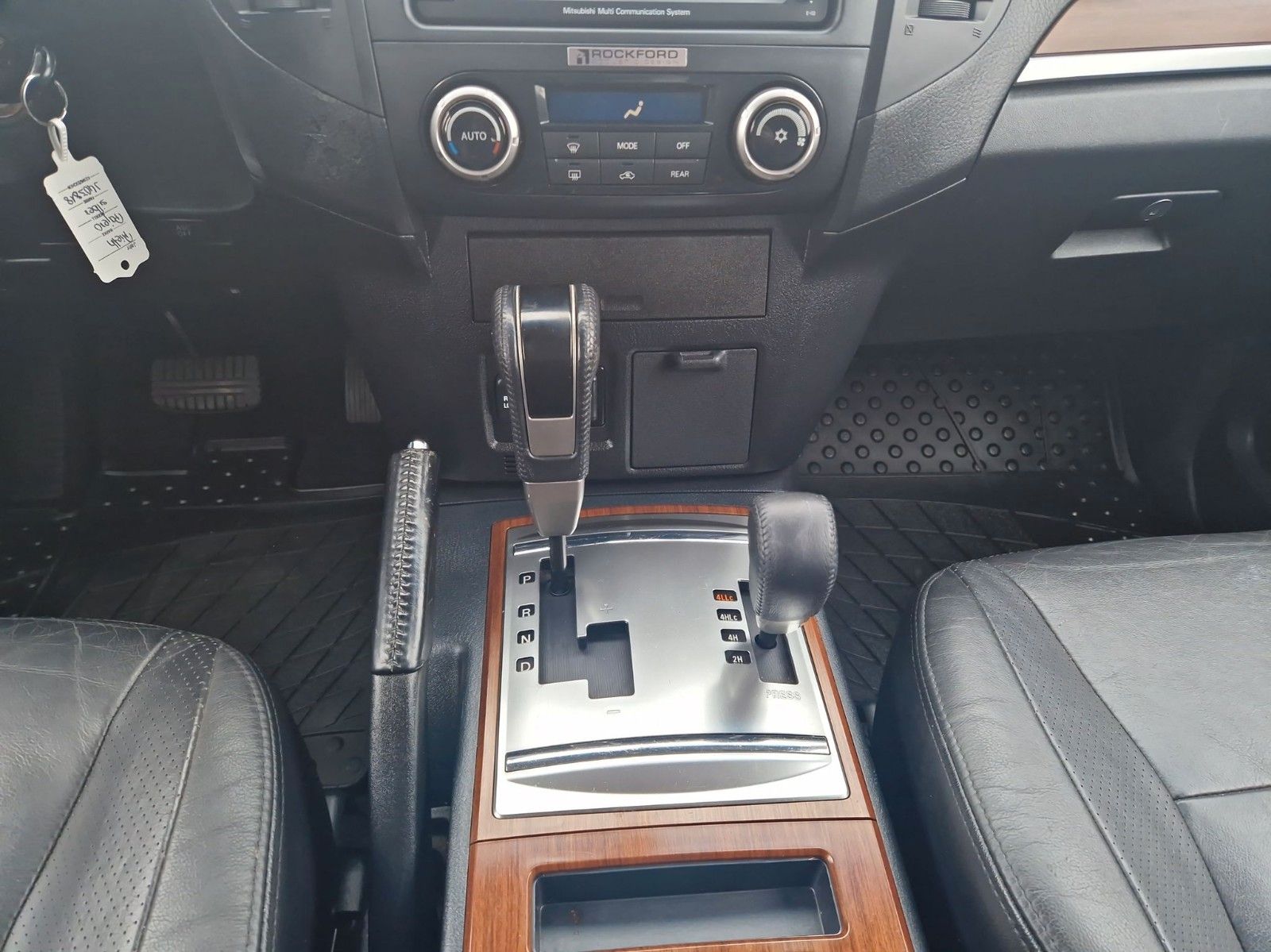Fahrzeugabbildung Mitsubishi Pajero 3.2 DI-D Instyle ! LEDER ! NAVI ! AHK !
