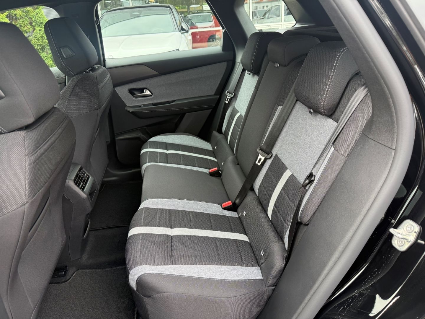 Fahrzeugabbildung Opel Grandland 1.6 Plug-in-Hybrid mit AHK+Allwetter