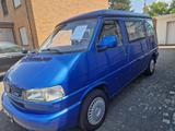 Volkswagen T4 California - blaue Volkswagen T4 California