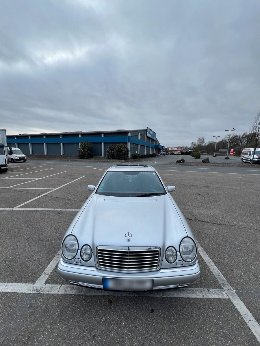 Mercedes-Benz E 240
