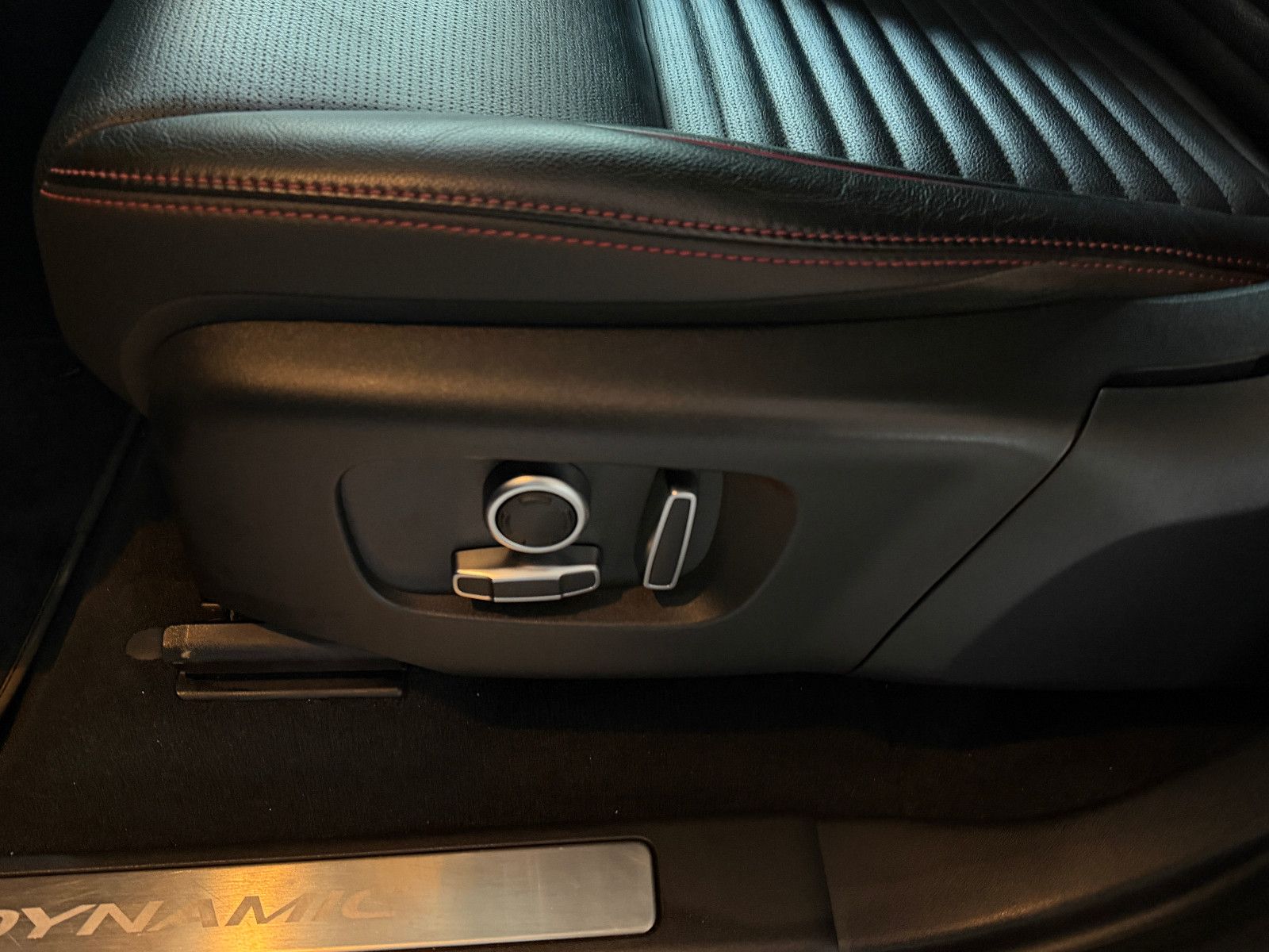 Fahrzeugabbildung Land Rover Discovery Sport R-Dynamic S AWD/LEDER/KAMERA/ACC
