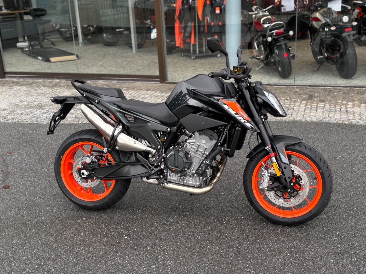 Fahrzeugabbildung KTM 790 Duke Modell 2026 mitTech Pack auch in Schwar