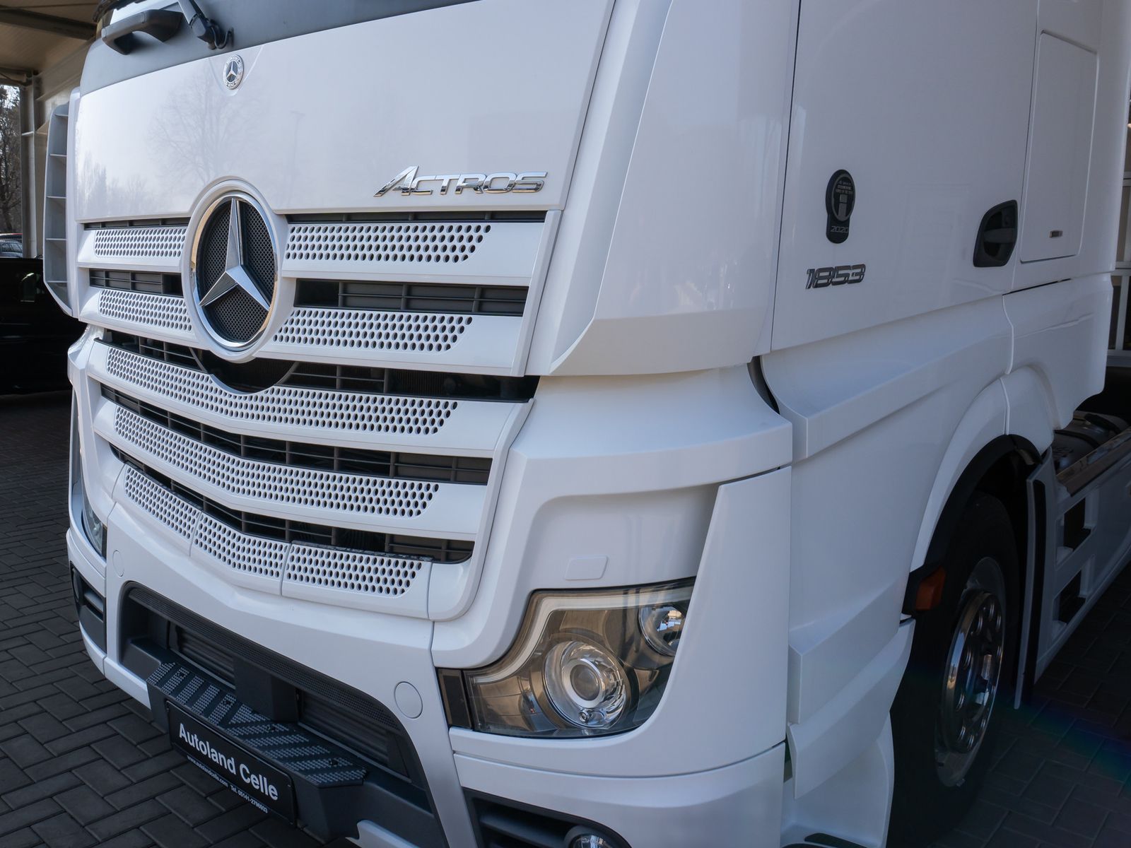Fahrzeugabbildung Mercedes-Benz Actros 1853 LSnR LowLiner Style-Line NeuReifen
