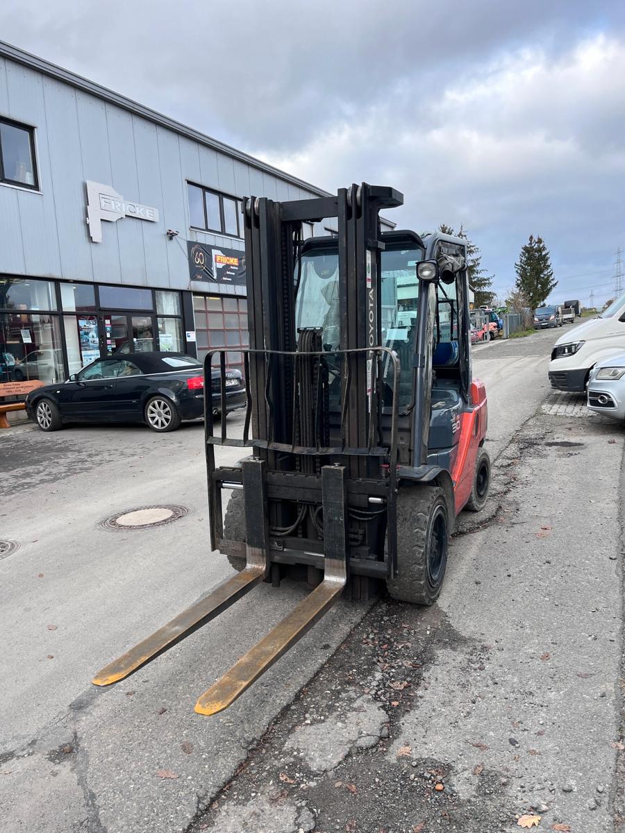 Toyota Treibgasstapler 02-8FGF30 Seitenhub 4700mm