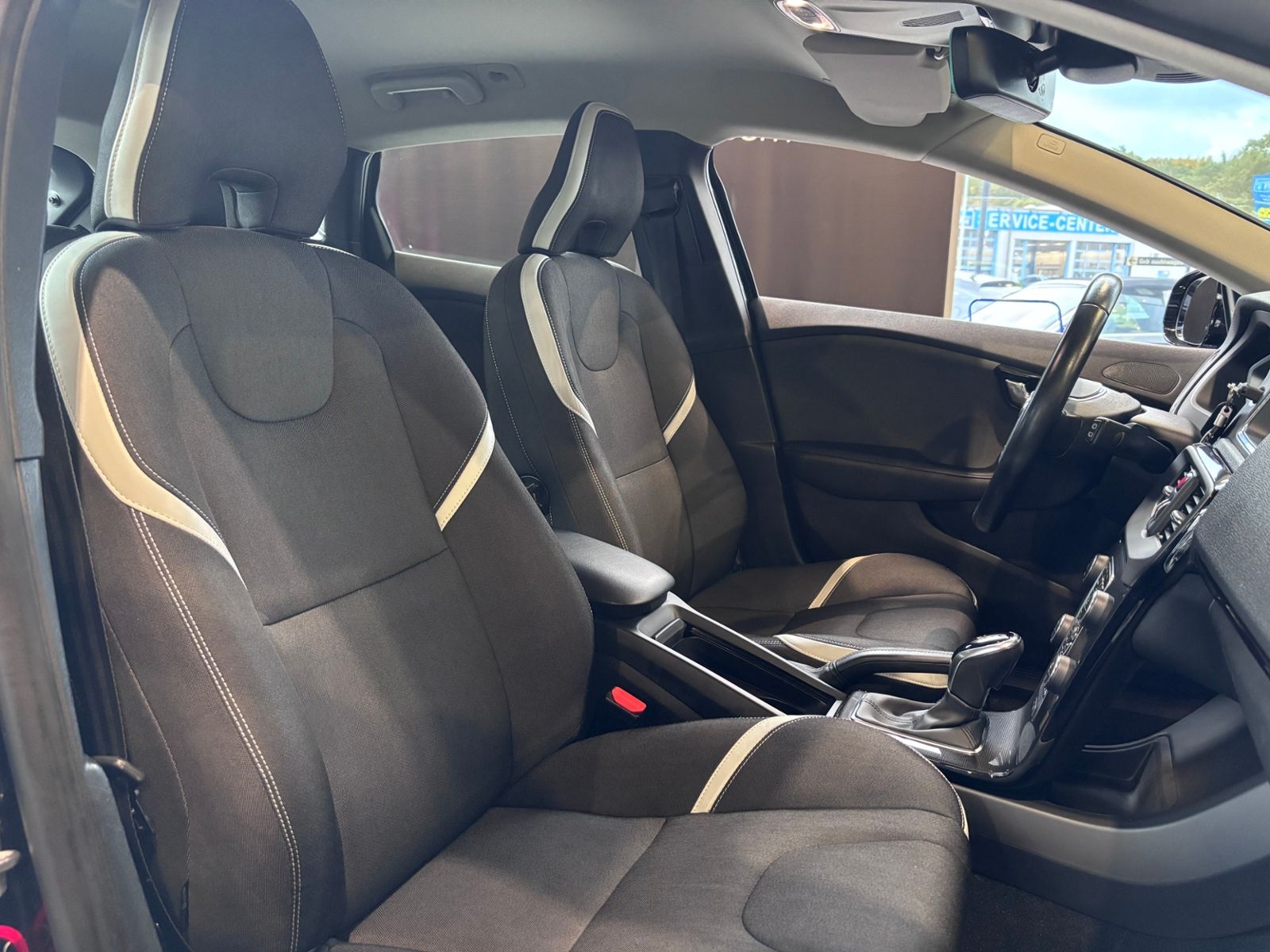 Fahrzeugabbildung Volvo V40 Cross Country Momentum LED NAVI ALU