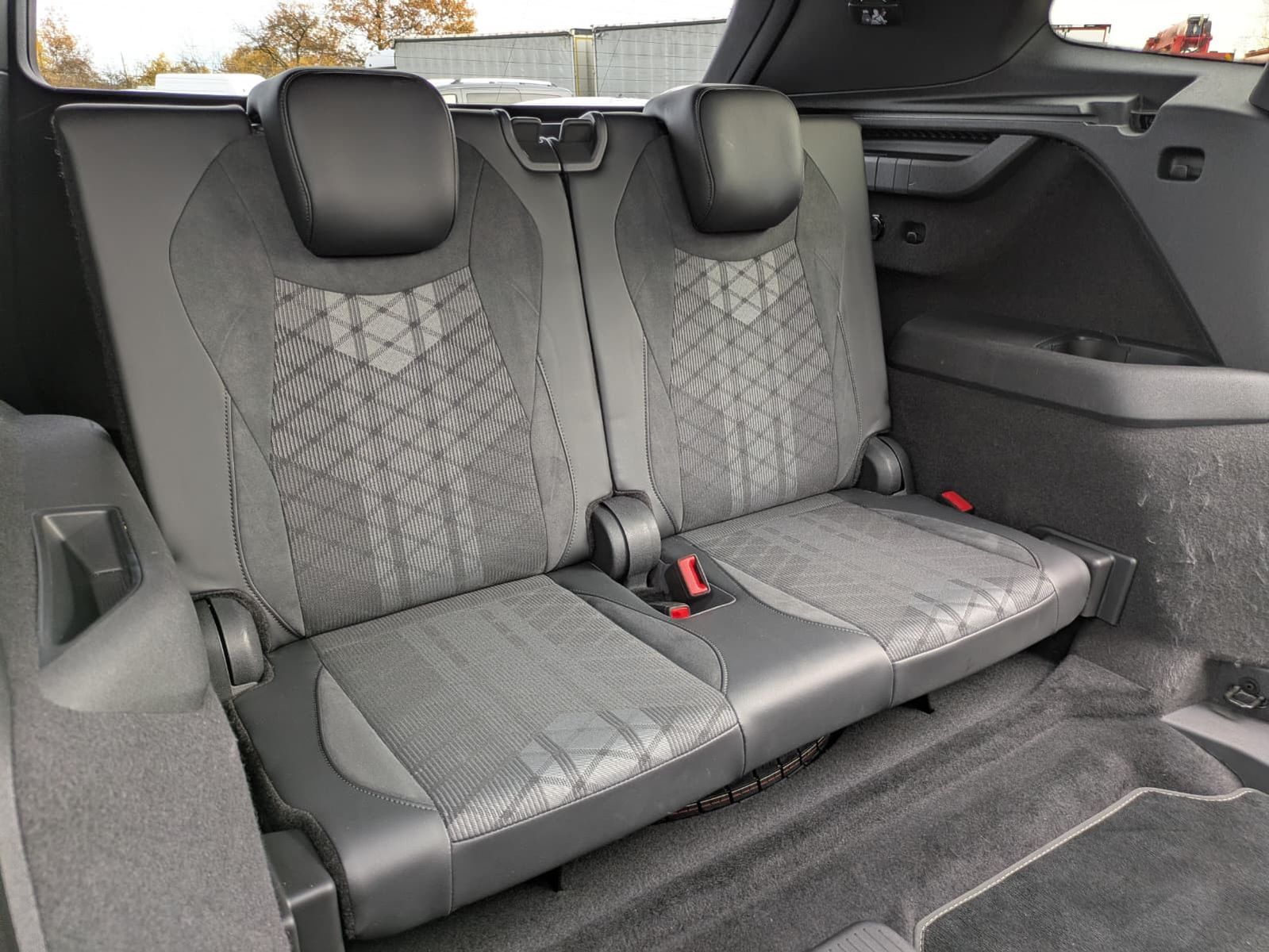 Fahrzeugabbildung Volkswagen Tayron 2.0 TDI 4M R-Line 7Si*MATRIX*AHK*PANO*HUD