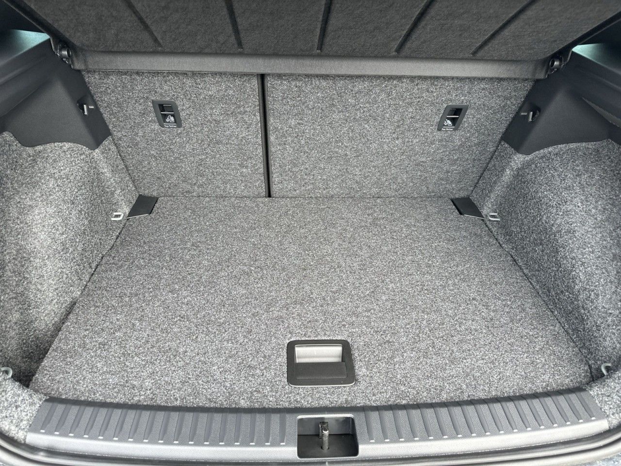 Fahrzeugabbildung SEAT Arona FR 1.0 TSI 116 PS 6-Gang - mit KI generiert/bearbeitet