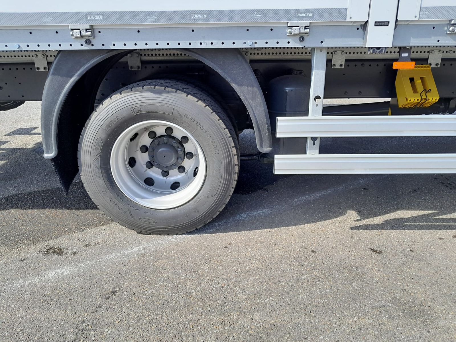 Fahrzeugabbildung DAF FA XB 290 16t Junge Pritsche-Plane