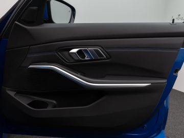 Fahrzeugabbildung BMW 330e Tour M Sport Komfortzugang Kamera 18"M LMR