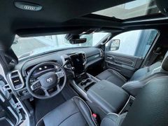 DODGE RAM 3500 Laramie Night Crew Cab 6.7HO 8 Gang