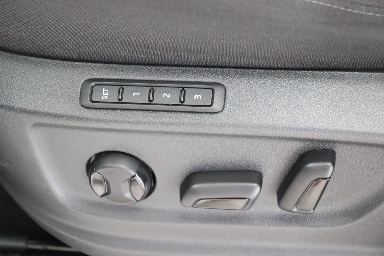 Fahrzeugabbildung SKODA Karoq 4x4 Memory * Navi * DSG * LED * AHK