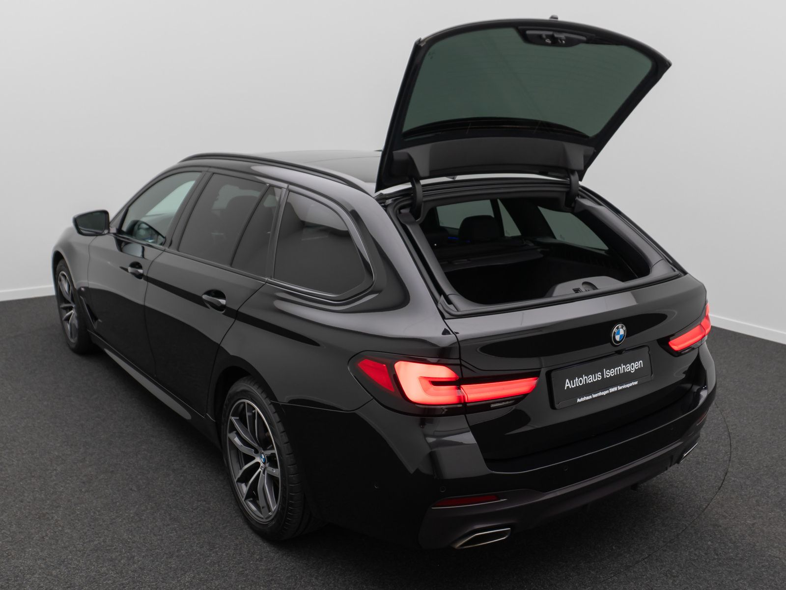 Fahrzeugabbildung BMW 520d xD M Sport Panorama Kamera DAB H/K Alarm