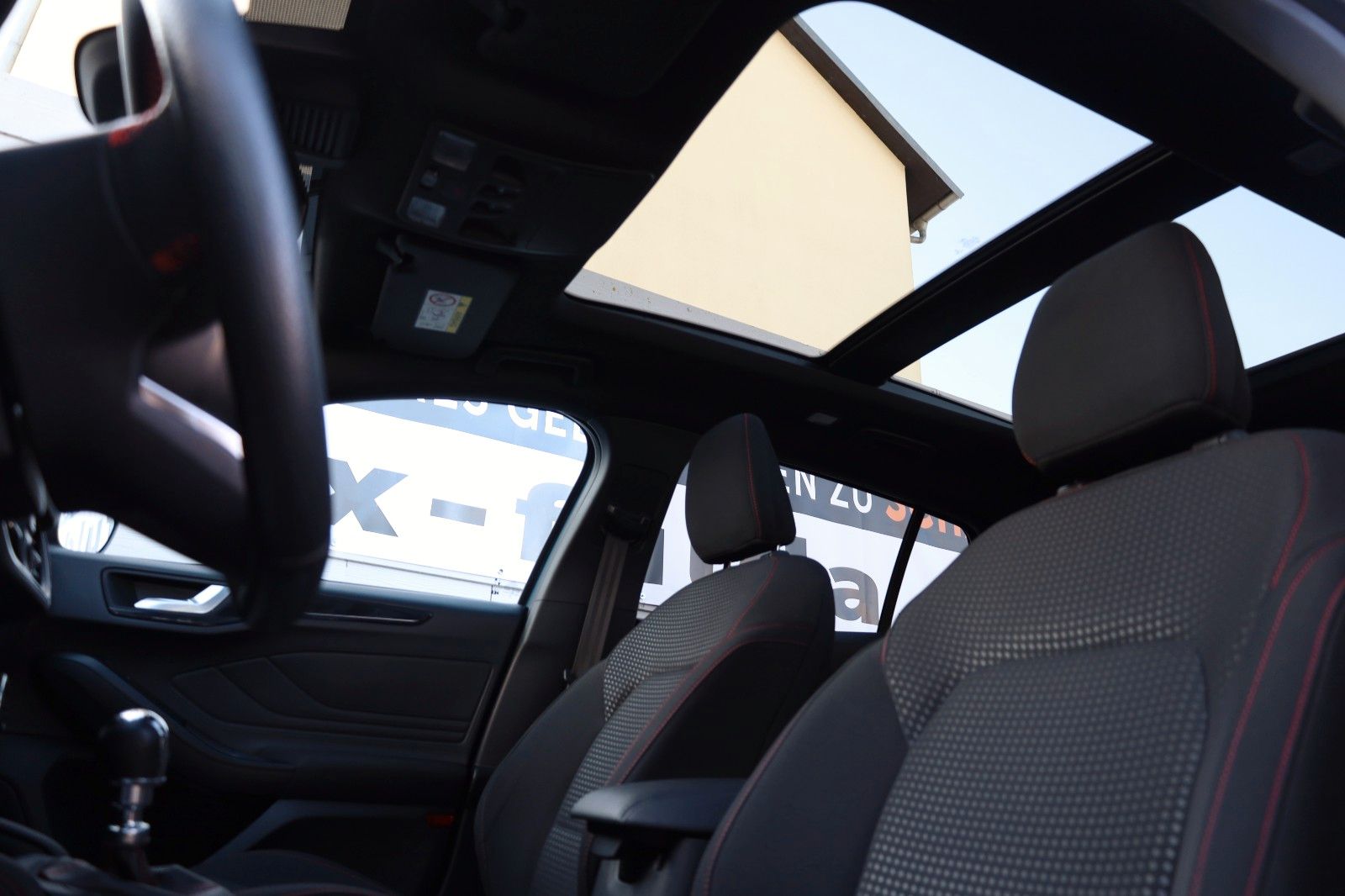 Fahrzeugabbildung Ford Focus Turnier ST-Line X Navi,Panorama,Kamera,SH