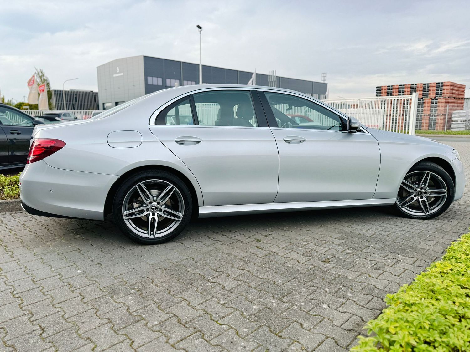 Fahrzeugabbildung Mercedes-Benz E 200 AMG, Multibeam, Memory, 360°, Comand, PTS,