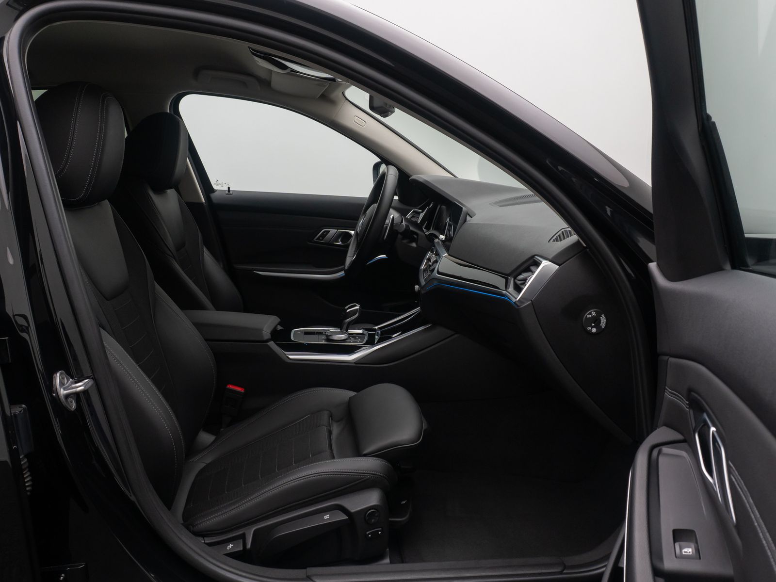 Fahrzeugabbildung BMW 330e Sport Line DAB Alarm Geschwindig Teilleder