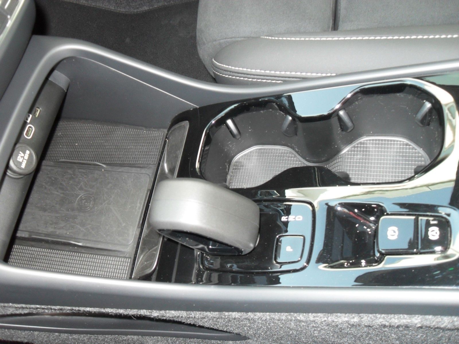 Fahrzeugabbildung Volvo XC 40 Ultra Dark 2WD