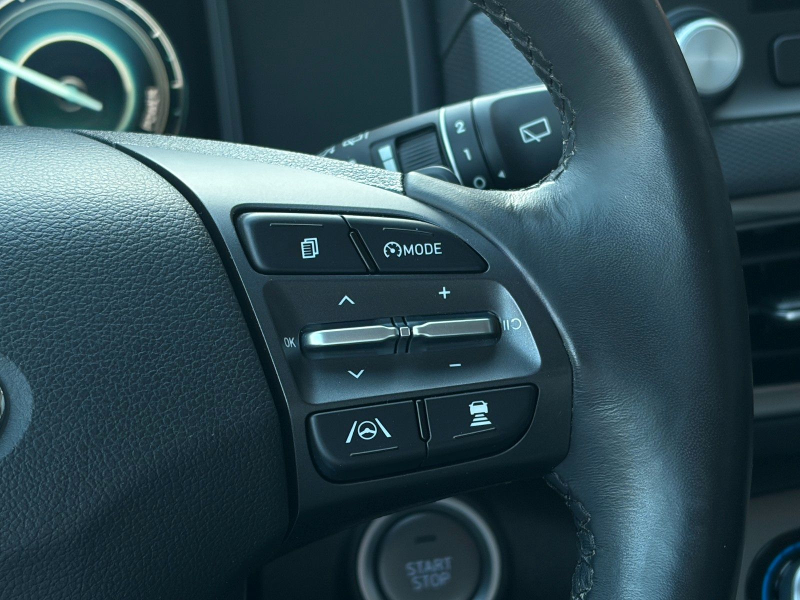 Fahrzeugabbildung Hyundai KONA E Select SHZ LHZ LKA LFA ACC CarPlay Navi