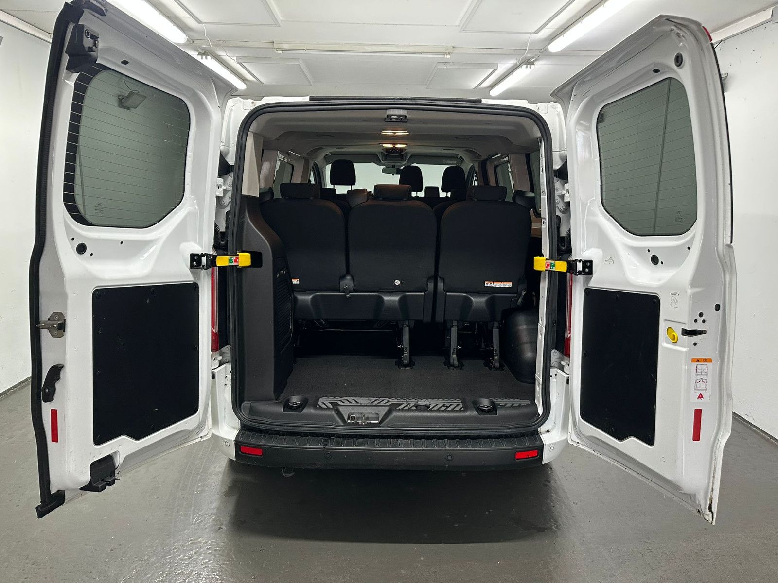 Fahrzeugabbildung Ford Transit Custom 320 L1H1 9-SITZE*2xKLIMA*TEMPO*ZH