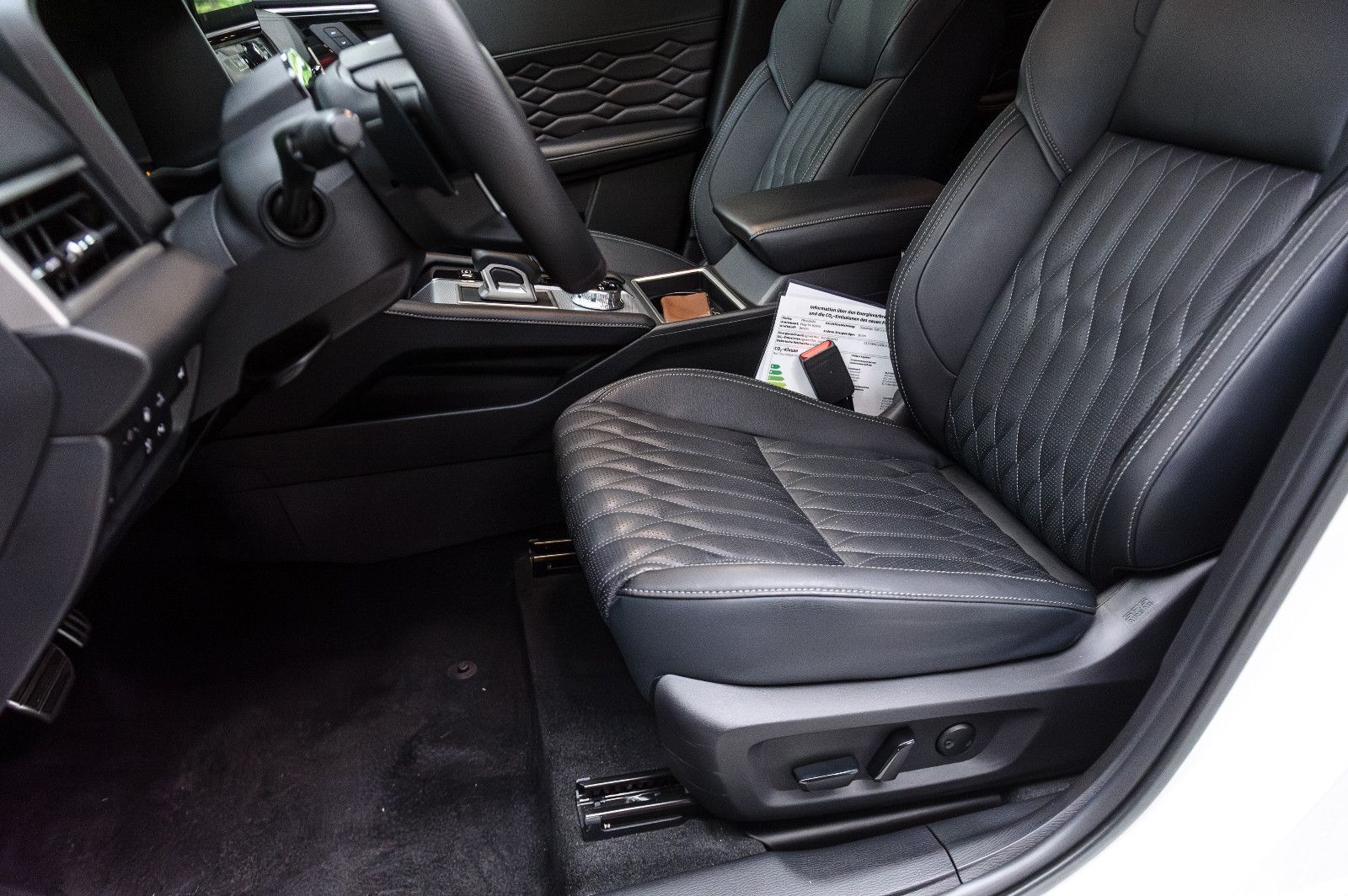 Fahrzeugabbildung Mitsubishi Outlander Top 4WD PHEV Leder LED 4xSHZ 360° HUD