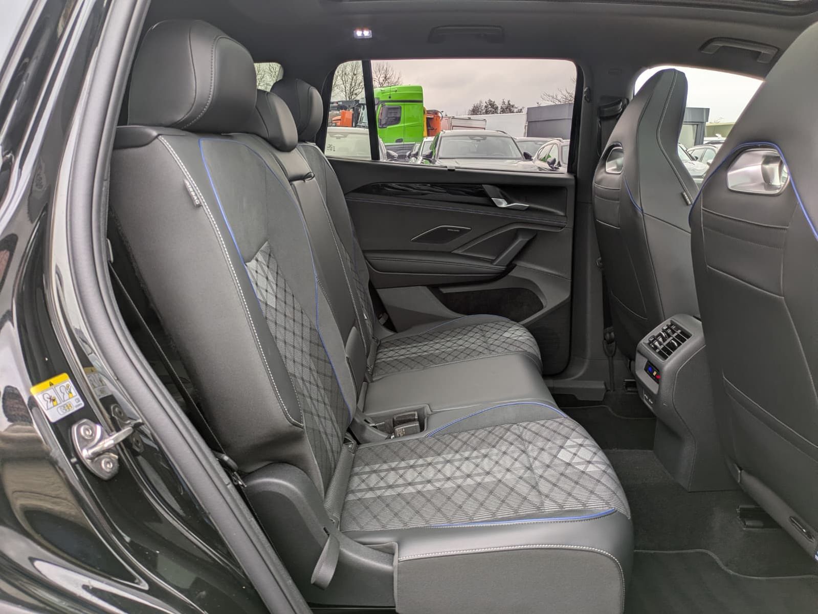 Fahrzeugabbildung Volkswagen Tayron 2.0 TDI 4M R-Line 7Si*MATRIX*AHK*PANO*HUD