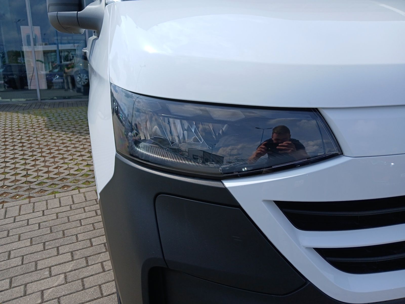 Fahrzeugabbildung Volkswagen T7 e-Transporter Kasten BEV 100 kW LR AHK, REAR