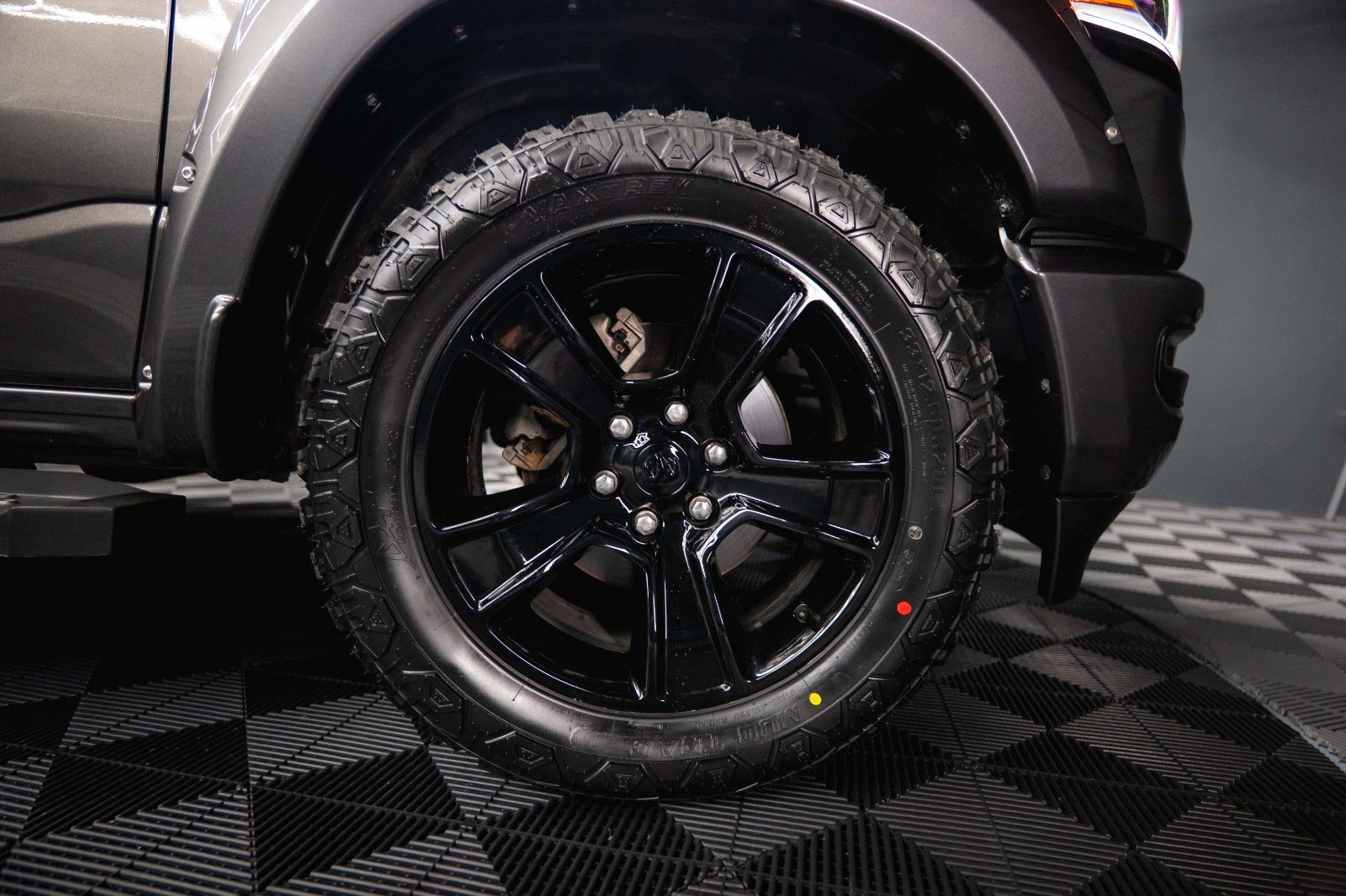 Fahrzeugabbildung Dodge RAM 5.7 V8 HEMI 4x4 OFFROAD Night Limited 19%