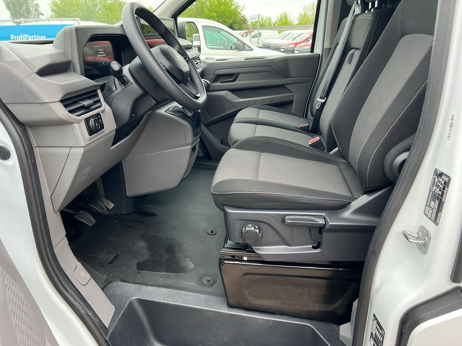 Fahrzeugabbildung Volkswagen T7 Transporter 2.0 TDI LR 3-Sitze LED KAMERA