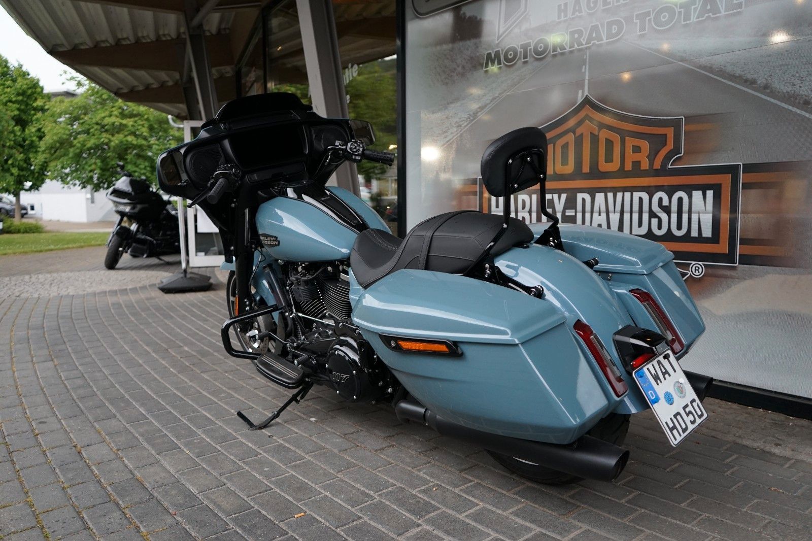 Fahrzeugabbildung Harley-Davidson Street Glide FLHX Black Finish mit Sissy Bar