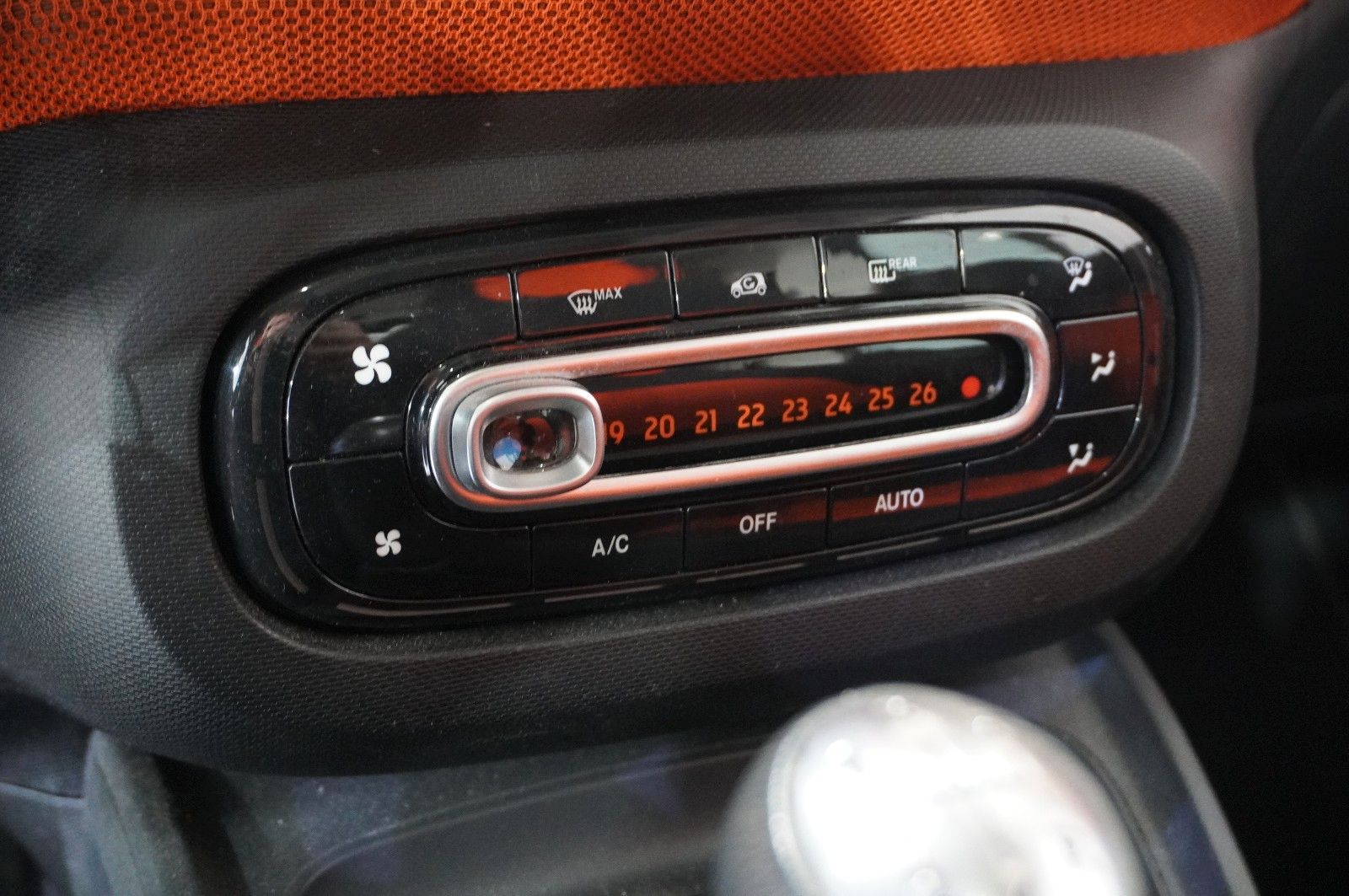 Fahrzeugabbildung Smart ForTwo 1.0 COUPE LED/KLIMA/SHZ/PANO./SPORT/USB