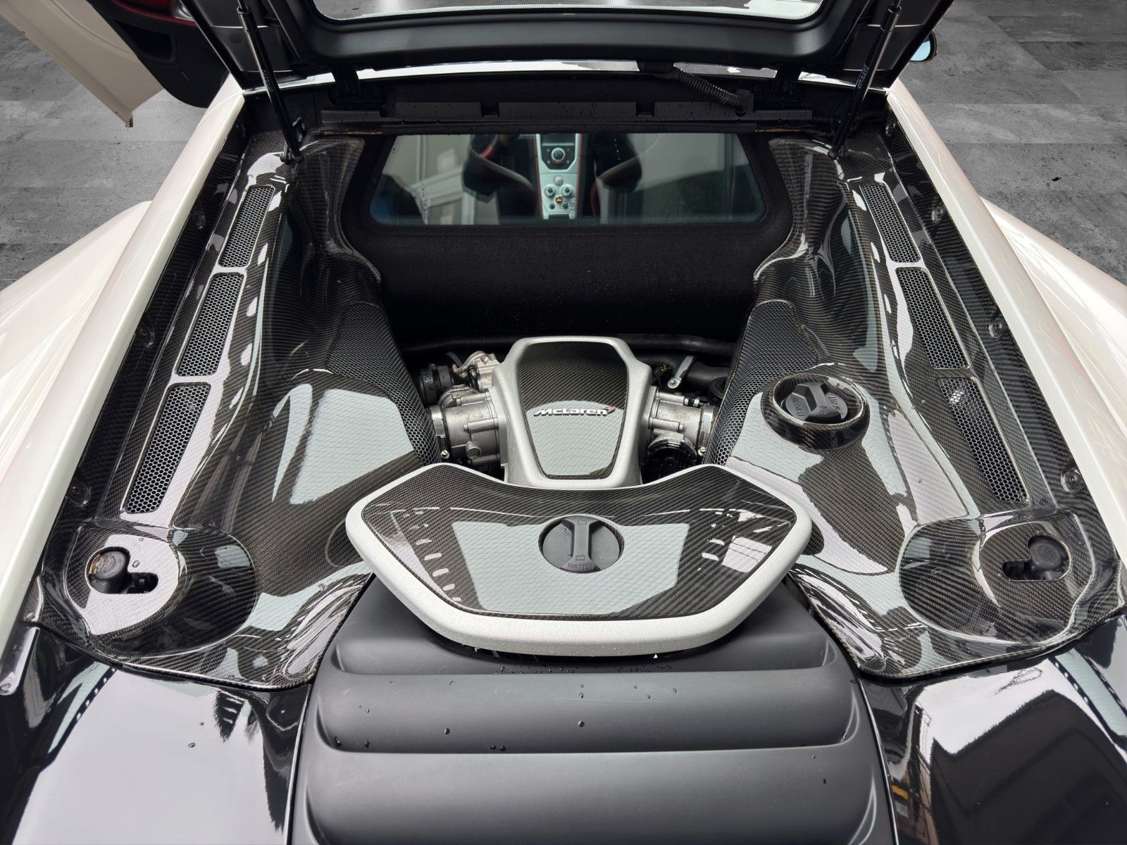 Fahrzeugabbildung McLaren MP4-12C 3.8V8*1HAND*CARBON*SCHECKHEFT*UNFALLFREI