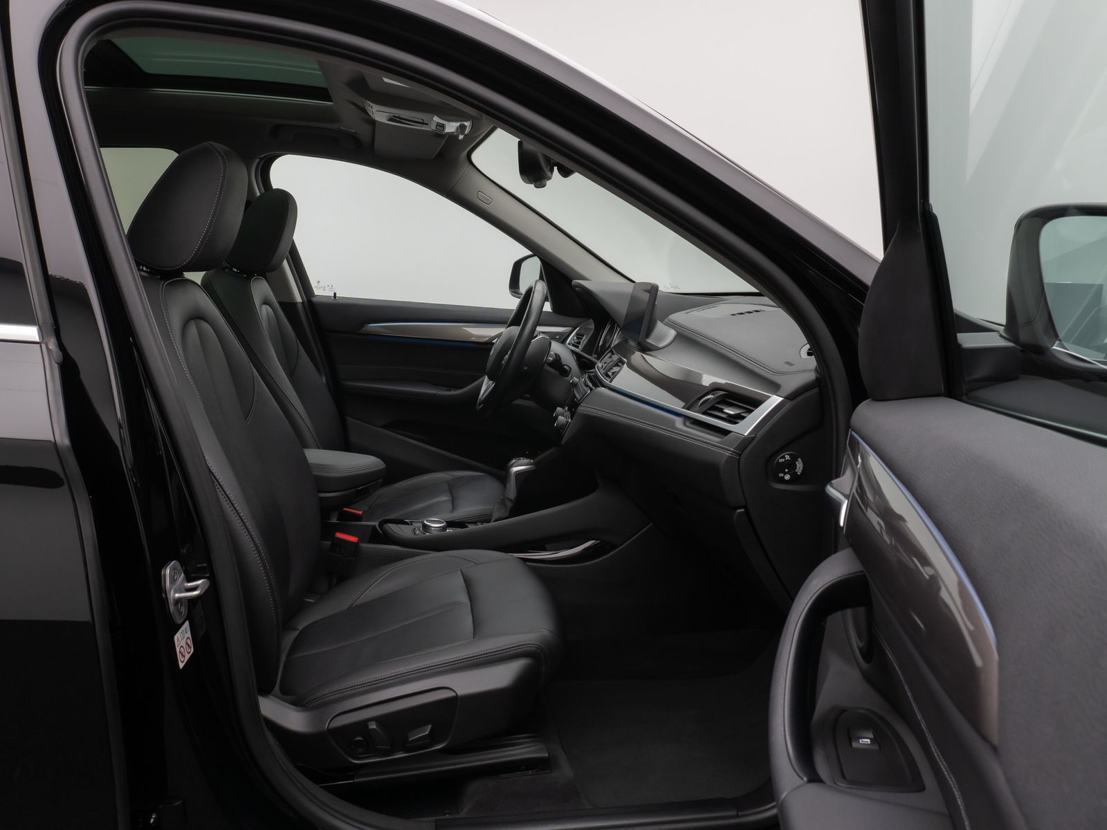 Fahrzeugabbildung BMW X1 xD25e xLine Panorama Kamera HUD DAB Komfort