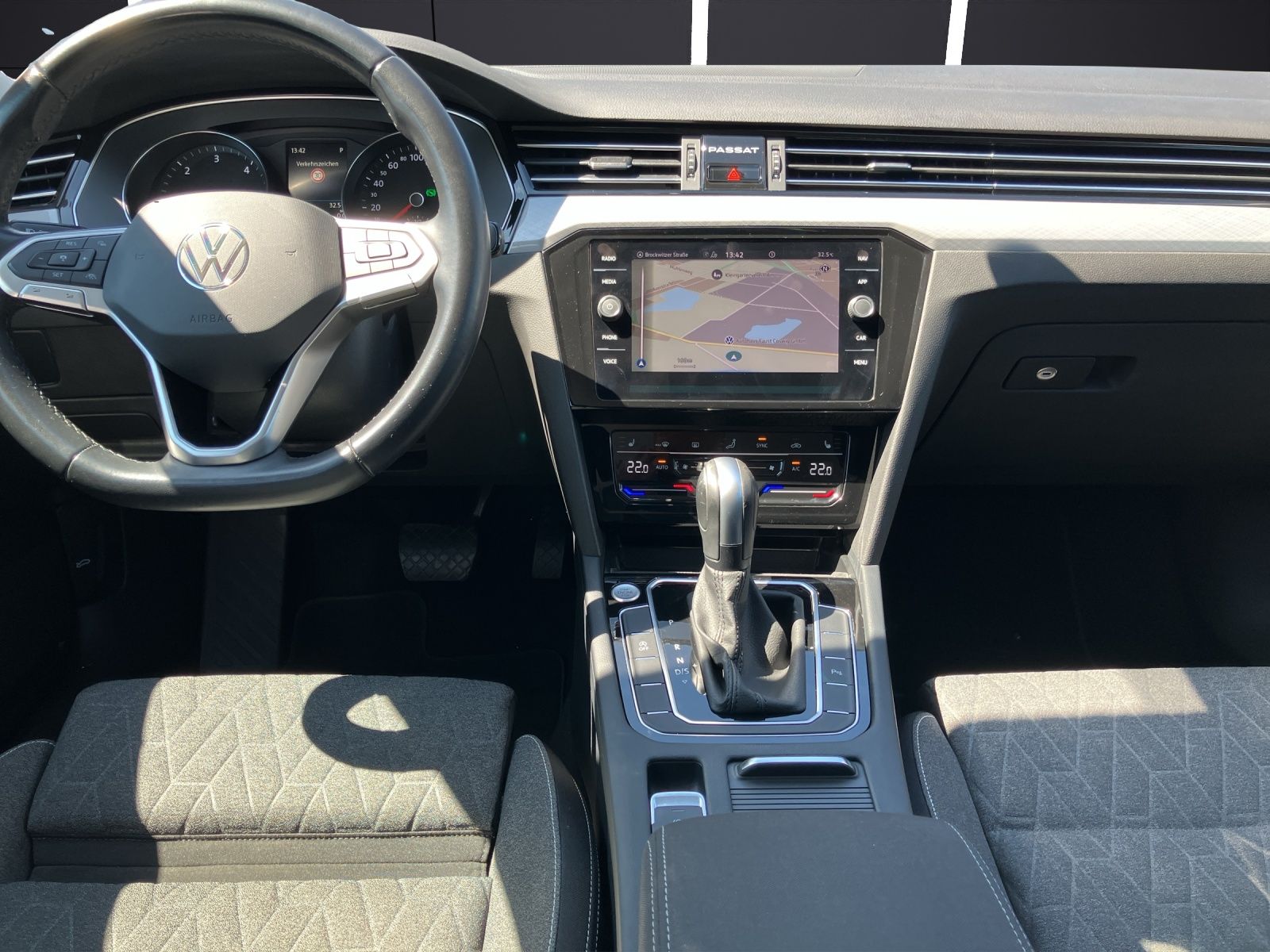 Fahrzeugabbildung Volkswagen Passat Variant TDI Business DSG LED AHK Navi ACC