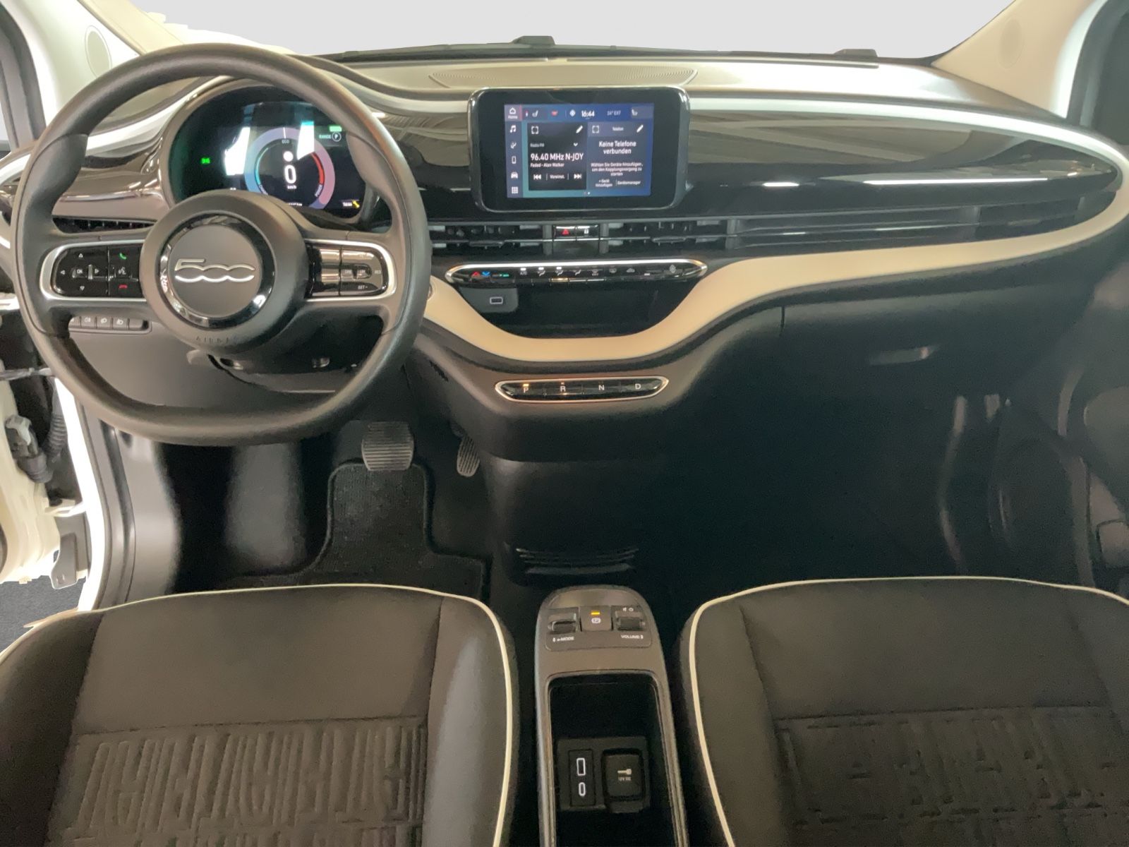 Fahrzeugabbildung Fiat 500e + Radio- & Winterpaket