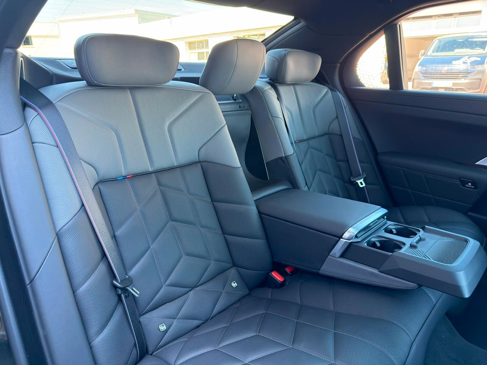 Fahrzeugabbildung BMW 740 d xDrive M Sport Pro*B&W*MASS*PAN*STHZ*CON*