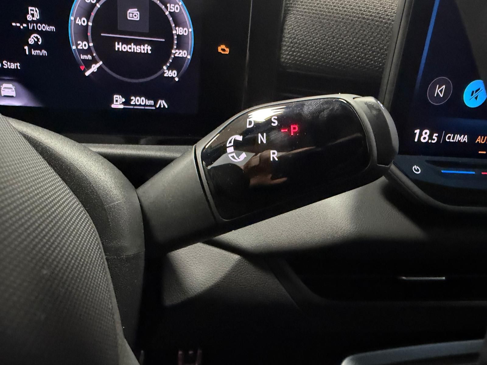 Fahrzeugabbildung Volkswagen T-Roc 1.5 eTSI DSG R-Line+AHK+ACC+TOTWINKEL+RFK+